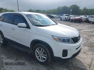 2014 Kia Sorento LX z VIN 5XYKT3A69EG486006, wystawiony jako IAAI lot #42487296 z przebiegiem 117 341 mil mil oraz . Historia ofert i sprzedaży dostępna na DreamBid. Obrazek 1.