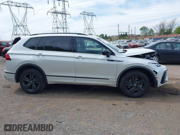 2024 Volkswagen Tiguan SE R-Line Black with VIN 3VV8B7AX9RM231038, listed as a IAAI auction lot 42092117 with 563 mi miles and . Bid and sale history available at DreamBid. Image 14.