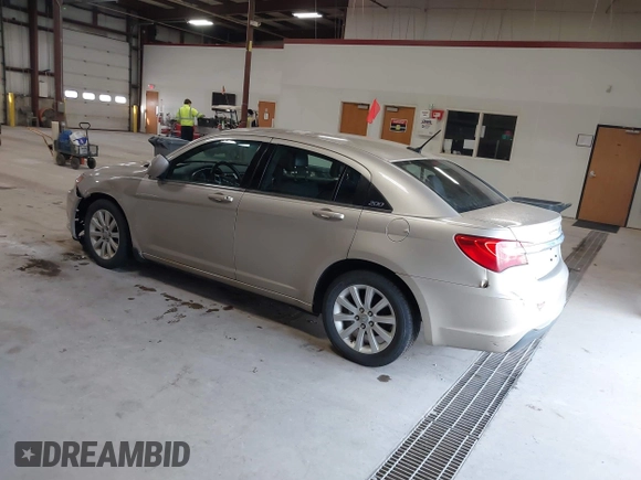 2014 Chrysler 200 Touring z VIN 1C3CCBBBXEN231601, wystawiony jako IAAI lot #41853990 z przebiegiem 169 411 mil mil oraz . Historia ofert i sprzedaży dostępna na DreamBid. Obrazek 3.