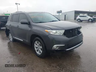2013 Toyota Highlander z VIN 5TDZK3EH5DS136001, wystawiony jako IAAI lot #42198747 z przebiegiem 154 975 mil mil oraz . Historia ofert i sprzedaży dostępna na DreamBid. Obrazek 1.