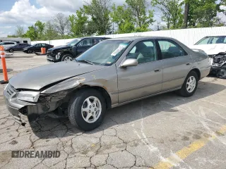 1998 Toyota Camry LE z VIN 4T1BG28K6WU312469, wystawiony jako Copart lot #53138955 z przebiegiem 184 088 mil mil oraz Szkoda całkowita • Salvage title. Historia ofert i sprzedaży dostępna na DreamBid. Obrazek 1.