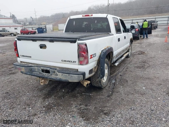 2004 Chevrolet Silverado 1500 Crew Cab Z71 with VIN 2GCEK13T741427729, listed as a IAAI auction lot 41238310 with 151,978 mi miles. Bid and sale history available at carsss.com. Image 4.