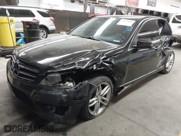 2014 Mercedes-Benz C 250 Sport z VIN WDDGF4HB6EG158079, wystawiony jako IAAI lot #41670460 z przebiegiem 169 214 mil mil oraz . Historia ofert i sprzedaży dostępna na DreamBid. Obrazek 17.
