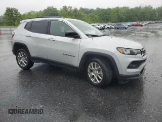 2024 Jeep Compass Latitude Lux z VIN 3C4NJDFN4RT134099, wystawiony jako Copart lot #58906095 z przebiegiem 4 257 mil mil oraz Szkoda całkowita • Salvage title. Historia ofert i sprzedaży dostępna na DreamBid. Obrazek 4.