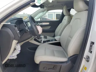 2021 Volvo XC40 Momentum z VIN YV4162UK5M2439826, wystawiony jako Copart lot #54480775 z przebiegiem 35 279 mil mil oraz Szkody całkowita. Historia ofert i sprzedaży dostępna na DreamBid. Obrazek 7.