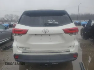 2018 Toyota Highlander SE z VIN 5TDKZRFH2JS548614, wystawiony jako Copart lot #45103245 z przebiegiem Nie podano mil oraz Szkoda całkowita • Salvage title. Historia ofert i sprzedaży dostępna na DreamBid. Obrazek 6.