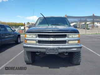 1999 Chevrolet Suburban with VIN 3GNFK16R6XG252736, listed as a IAAI auction lot 41897003 with 140,081 mi miles. Bid and sale history available at carsss.com. Image 6.