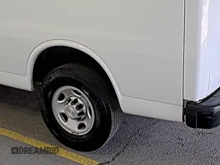 2021 Chevrolet Express Cargo z VIN 1GCWGAFP5M1201537, wystawiony jako IAAI lot #42642579 z przebiegiem 96 732 mil mil oraz . Historia ofert i sprzedaży dostępna na DreamBid. Obrazek 10.