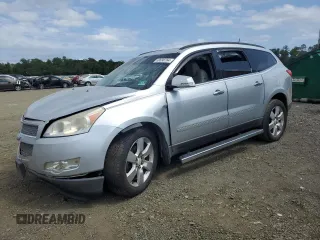 2012 Chevrolet Traverse LTZ z VIN 1GNKVLEDXCJ278692, wystawiony jako Copart lot #69698764 z przebiegiem Nie podano mil oraz Szkoda całkowita • Salvage title. Historia ofert i sprzedaży dostępna na DreamBid. Obrazek 1.