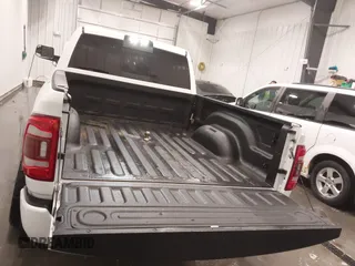 2019 Ram 2500 Laramie z VIN 3C6UR5FL7KG657180, wystawiony jako IAAI lot #41714476 z przebiegiem 97 334 mil mil oraz . Historia ofert i sprzedaży dostępna na DreamBid. Obrazek 18.