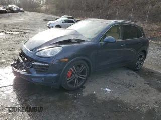 2012 Porsche Cayenne Turbo z VIN WP1AC2A29CLA83629, wystawiony jako Copart lot #83067994 z przebiegiem Nie podano mil oraz Szkoda całkowita • Salvage title. Historia ofert i sprzedaży dostępna na DreamBid. Obrazek 1.