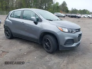 2020 Chevrolet Trax LS z VIN 3GNCJKSBXLL330988, wystawiony jako IAAI lot #41883097 z przebiegiem 88 287 mil mil oraz . Historia ofert i sprzedaży dostępna na DreamBid. Obrazek 1.