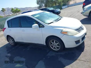 2007 Nissan Versa S z VIN 3N1BC13E37L457284, wystawiony jako IAAI lot #42327441 z przebiegiem 255 089 mil mil oraz . Historia ofert i sprzedaży dostępna na DreamBid. Obrazek 13.
