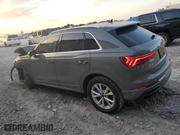 2024 Audi Q3 S line Premium Plus z VIN WA1EECF36R1172920, wystawiony jako Copart lot #87403704 z przebiegiem 2564 mil mil oraz Nie do naprawy. Historia ofert i sprzedaży dostępna na DreamBid. Obrazek 2.