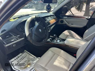 2013 BMW X5 xDrive35i z VIN 5UXZV4C56D0G52619, wystawiony jako IAAI lot #41990893 z przebiegiem 107 080 mil mil oraz . Historia ofert i sprzedaży dostępna na DreamBid. Obrazek 5.