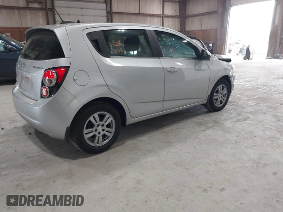 2016 Chevrolet Sonic LT z VIN 1G1JC6SG9G4151259, wystawiony jako IAAI lot #42341705 z przebiegiem 131 981 mil mil oraz . Historia ofert i sprzedaży dostępna na DreamBid. Obrazek 4.