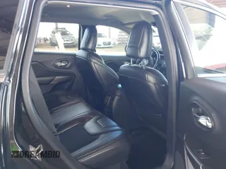 2019 Jeep Cherokee Latitude Plus z VIN 1C4PJLLB2KD420090, wystawiony jako IAAI lot #42094704 z przebiegiem 81 545 mil mil oraz . Historia ofert i sprzedaży dostępna na DreamBid. Obrazek 8.
