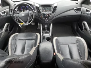 2015 Hyundai Veloster Turbo z VIN KMHTC6AE4FU232986, wystawiony jako Copart lot #55335565 z przebiegiem 127 466 mil mil oraz Szkody całkowita. Historia ofert i sprzedaży dostępna na DreamBid. Obrazek 8.