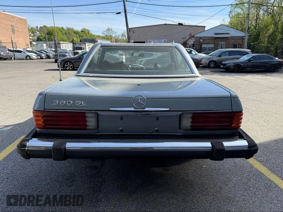 1981 Mercedes-Benz 380 SL z VIN WDBBA45A0BB007602, wystawiony jako IAAI lot #42175344 z przebiegiem 96 861 mil mil oraz . Historia ofert i sprzedaży dostępna na DreamBid. Obrazek 12.