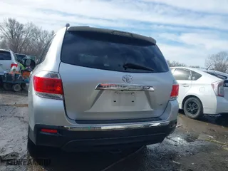 2011 Toyota Highlander with VIN 5TDBK3EH4BS044957, listed as a IAAI auction lot 41696233 with 276,287 mi miles. Bid and sale history available at carsss.com. Image 17.