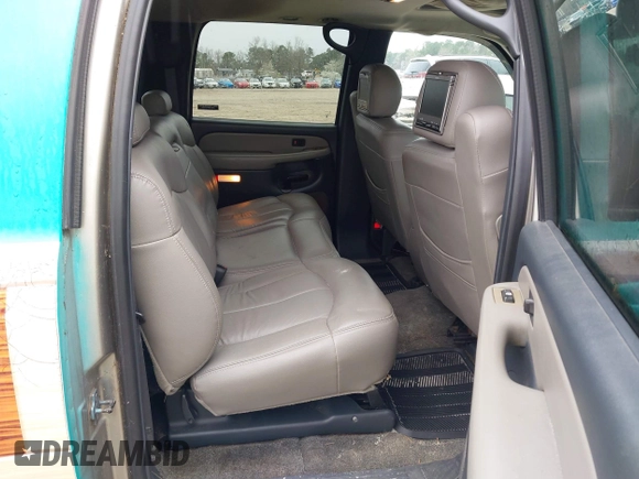 2000 Chevrolet Suburban LT with VIN 3GNFK16T8YG220495, listed as a IAAI auction lot 41758910 with 258,226 mi miles. Bid and sale history available at carsss.com. Image 8.