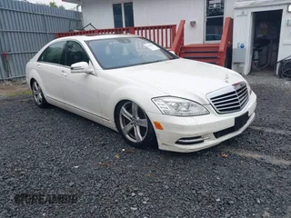2010 Mercedes-Benz S 550 z VIN WDDNG8GB2AA355180, wystawiony jako IAAI lot #42487887 z przebiegiem 114 759 mil mil oraz . Historia ofert i sprzedaży dostępna na DreamBid. Obrazek 1.
