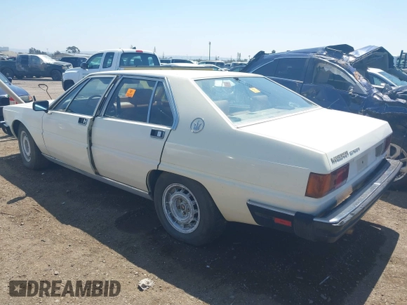 1985 Maserati Quattroporte z VIN ZAMBC1103FA305124, wystawiony jako IAAI lot #42164927 z przebiegiem 117 000 mil mil oraz . Historia ofert i sprzedaży dostępna na DreamBid. Obrazek 3.
