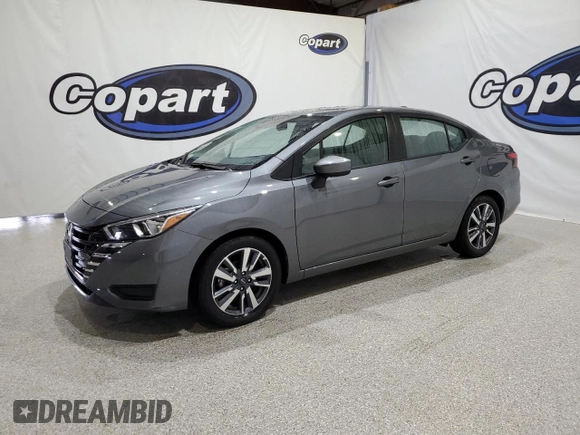 2023 Nissan Versa SV z VIN 3N1CN8EV5PL862003, wystawiony jako Copart lot #60059595 z przebiegiem 35 896 mil mil oraz Czysty tytuł • Clean title. Historia ofert i sprzedaży dostępna na DreamBid. Obrazek 1.