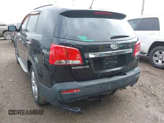 2013 Kia Sorento EX z VIN 5XYKU4A69DG365736, wystawiony jako IAAI lot #42127780 z przebiegiem 184 410 mil mil oraz . Historia ofert i sprzedaży dostępna na DreamBid. Obrazek 6.