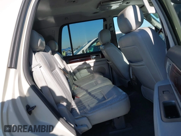 2004 Lincoln Navigator Luxury z VIN 5LMFU27R04LJ40304, wystawiony jako IAAI lot #42212537 z przebiegiem 157 014 mil mil oraz . Historia ofert i sprzedaży dostępna na DreamBid. Obrazek 8.