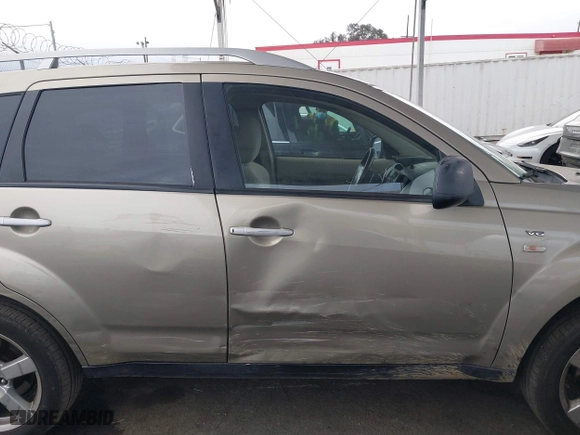 2008 Mitsubishi Outlander XLS with VIN JA4MS41X08Z011693, listed as a IAAI auction lot 42072843 with 288,760 mi miles. Bid and sale history available at carsss.com. Image 6.