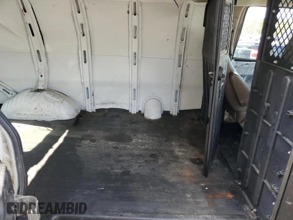 2013 Chevrolet Express Cargo z VIN 1GCWGFCA0D1127084, wystawiony jako Copart lot #53928134 z przebiegiem 510 411 mil mil oraz Nie do naprawy • Non repairable. Historia ofert i sprzedaży dostępna na DreamBid. Obrazek 10.