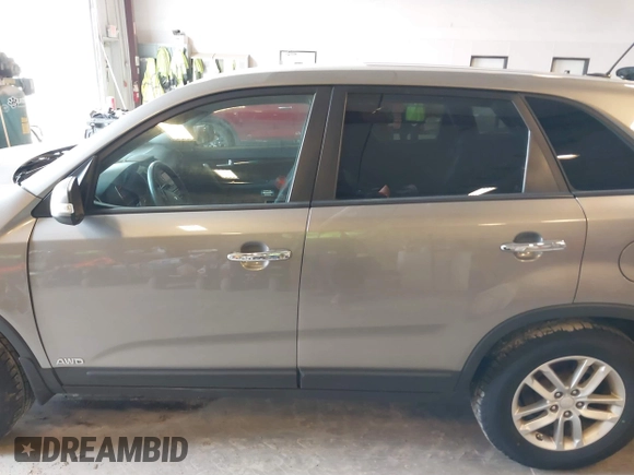 2015 Kia Sorento LX with VIN 5XYKTCA68FG640609, listed as a IAAI auction lot 41902622 with 140,514 mi miles. Bid and sale history available at carsss.com. Image 14.