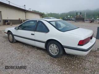 1990 Ford Thunderbird z VIN 1FAPP604XLH213209, wystawiony jako IAAI lot #42367380 z przebiegiem 33 382 mil mil oraz . Historia ofert i sprzedaży dostępna na DreamBid. Obrazek 3.