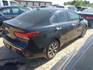 2022 Kia Rio LX z VIN 3KPA24AD9NE458402, wystawiony jako IAAI lot #42046422 z przebiegiem 30 137 mil mil oraz . Historia ofert i sprzedaży dostępna na DreamBid. Obrazek 4.