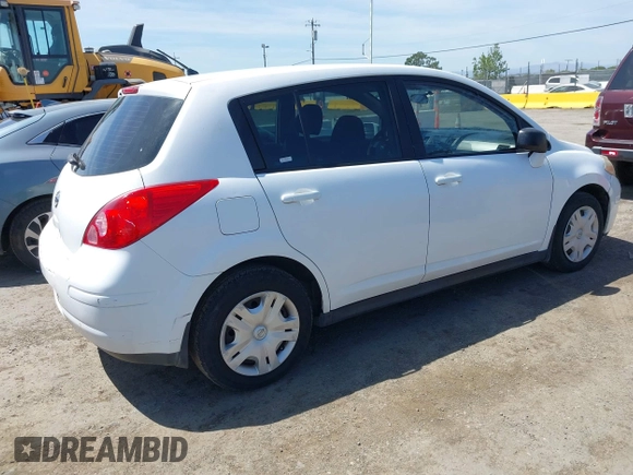 2012 Nissan Versa S z VIN 3N1BC1CP5CK239249, wystawiony jako IAAI lot #42193075 z przebiegiem 138 025 mil mil oraz . Historia ofert i sprzedaży dostępna na DreamBid. Obrazek 4.