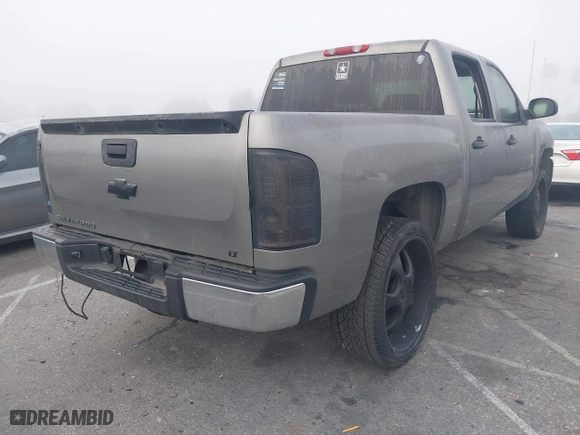 2007 Chevrolet Silverado 1500 LT w/1LT with VIN 2GCEC13C971586267, listed as a IAAI auction lot 41867101 with 181,925 mi miles. Bid and sale history available at carsss.com. Image 4.