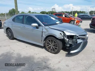 2023 Toyota Camry SE z VIN 4T1G11AK4PU121548, wystawiony jako IAAI lot #42356697 z przebiegiem 67 255 mil mil oraz . Historia ofert i sprzedaży dostępna na DreamBid. Obrazek 1.
