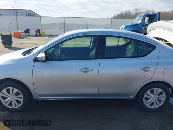 2017 Nissan Versa SV z VIN 3N1CN7AP3HK427702, wystawiony jako IAAI lot #41741711 z przebiegiem 146 889 mil mil oraz . Historia ofert i sprzedaży dostępna na DreamBid. Obrazek 14.