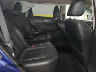2017 Nissan Rogue SV z VIN JN8AT2MV7HW013127, wystawiony jako Copart lot #56920665 z przebiegiem 131 116 mil mil oraz Szkoda całkowita • Salvage title. Historia ofert i sprzedaży dostępna na DreamBid. Obrazek 11.