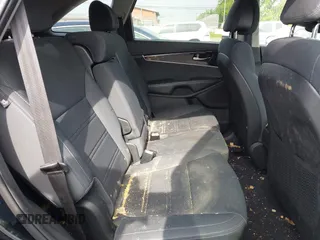2016 Kia Sorento LX with VIN 5XYPG4A57GG072247, listed as a IAAI auction lot 42180335 with 193,571 mi miles. Bid and sale history available at carsss.com. Image 8.