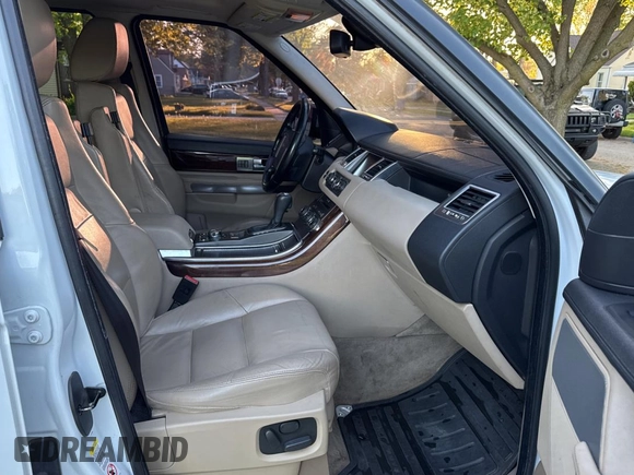 2011 Land Rover Range Rover Sport HSE with VIN SALSF2D4XBA269774, listed as a Copart auction lot 56608025 with 180,700 mi miles and Clean title. Bid and sale history available at DreamBid. Image 5.