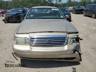 1999 Ford Crown Victoria LX z VIN 2FAFP74W1XX122364, wystawiony jako Copart lot #56929455 z przebiegiem 118 134 mil mil oraz Szkody całkowita. Historia ofert i sprzedaży dostępna na DreamBid. Obrazek 5.