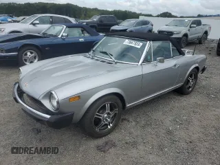 1978 FIAT 124 Spider z VIN 124CS10127296, wystawiony jako Copart lot #73667924 z przebiegiem 91 742 mil mil oraz Szkoda całkowita • Salvage title. Historia ofert i sprzedaży dostępna na DreamBid. Obrazek 1.