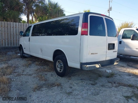 2006 Chevrolet Express Passenger with VIN 1GAHG39U961199535, listed as a IAAI auction lot 41718438 with 271,298 mi miles. Bid and sale history available at carsss.com. Image 3.