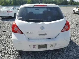 2009 Nissan Versa S z VIN 3N1BC13E79L490369, wystawiony jako Copart lot #51960035 z przebiegiem 160 125 mil mil oraz Nie do naprawy • Non repairable. Historia ofert i sprzedaży dostępna na DreamBid. Obrazek 6.