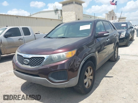 2012 Kia Sorento LX z VIN 5XYKT4A15CG241033, wystawiony jako IAAI lot #42439153 z przebiegiem 248 220 mil mil oraz . Historia ofert i sprzedaży dostępna na DreamBid. Obrazek 6.
