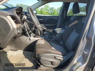 2018 Jeep Cherokee Latitude Tech Connect z VIN 1C4PJLCBXJD528035, wystawiony jako Copart lot #65602975 z przebiegiem 180 208 mil mil oraz Czysty tytuł • Clean title. Historia ofert i sprzedaży dostępna na DreamBid. Obrazek 7.