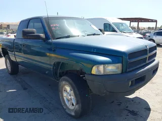 1997 Dodge 1500 z VIN 3B7HF13Z1VG800682, wystawiony jako IAAI lot #42527964 z przebiegiem 180 888 mil mil oraz . Historia ofert i sprzedaży dostępna na DreamBid. Obrazek 1.