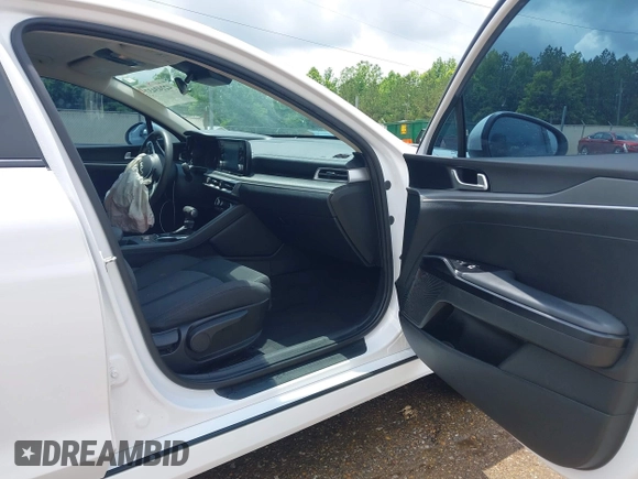 2023 Kia K5 LXS z VIN 5XXG14J2XPG210651, wystawiony jako IAAI lot #42243437 z przebiegiem 37 367 mil mil oraz . Historia ofert i sprzedaży dostępna na DreamBid. Obrazek 5.